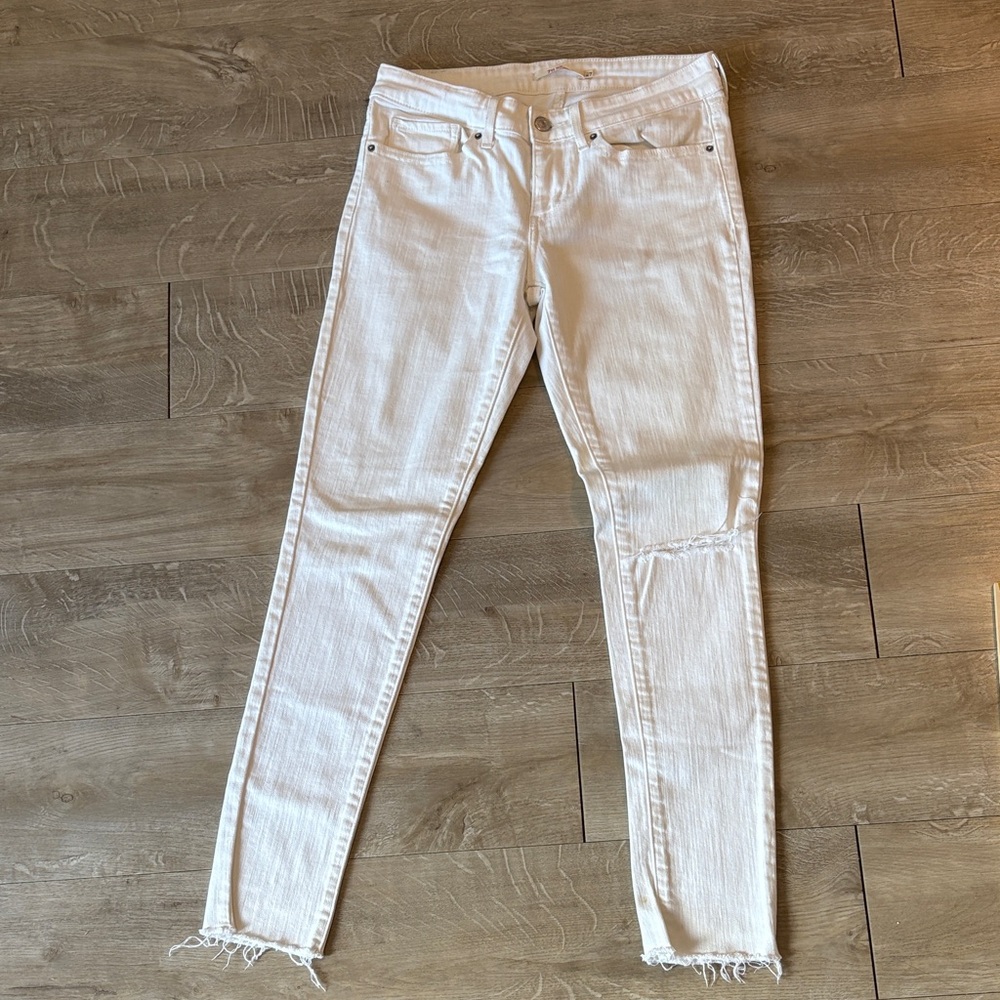 Levi’s 711 Skinny Distressed Women's White Jeans Size 27 *1 small flaw*